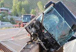 Bingöl’de yan yatan otobüsteki 3 kişi ağır yaralandı