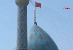 İran'daki Cemkeran Camii'ne ‘intikam’ sembolü kırmızı bayrak çekildi