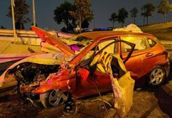 Bayrampaşa'da otomobil demir bariyere saplandı