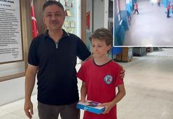 Okul koridorundaki çöpü kutuya atarken görüntülenen öğrenciye tablet hediyesi
