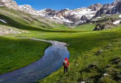 Rengarenk çiçeklerin karla buluştuğu nokta; Sohmarik Yaylası
