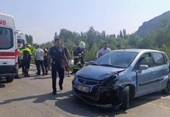 Amasya'da otomobil, demir bariyerlere çarptı: 4 yaralı