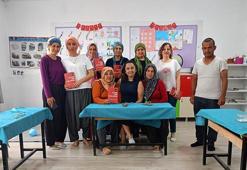 Veliler, çocuklarının sırasında kitap okuyor