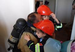 Tatbikata giden itfaiye erlerine Babalar Günü sürprizi