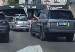 Maltepe'de ayağını camdan çıkarıp uzun süre cip kullandı