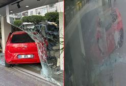 Adana'da otomobil, ayakkabı mağazasına daldı; kaza kamerada