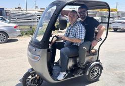 Umreye gidebilmek için sattığı engelli aracını, arkadaşları alıp hediye etti