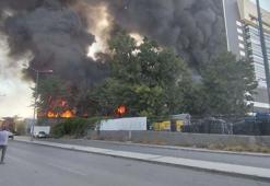 Trafoda çıkan yangın fabrikaya ve hastaneye sıçradı; hastalar tahliye ediliyor