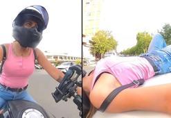 Otomobil ile çarpışan motosikletin sürücüsü, kaputun üzerine düştü; kaza kamerada
