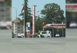 Kargaların saldırısına uğrayan trafik polisi zor anlar yaşadı