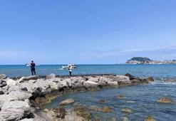 Denizde boğulma tehlikesi geçiren baba kurtarıldı, oğlu kayboldu