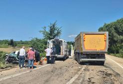 Kamyonla çarpışan otomobilde sıkışan sürücü öldü