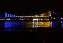 İstanbul Boğazı'ndaki köprüler, şampiyon Fenerbahçe'nin renkleriyle ışıklandırıldı