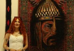 Annesinin sergisi için devlet büyükleri ve hayvan figürlerini halı üzerine çizdi