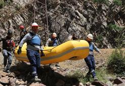 Zap Vadisi'ndeki elektrik arızasına rafting botu ile müdahale