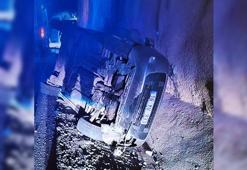 Otomobil su kanalına düşüp, istinat duvarına çarptı; 2 yaralı