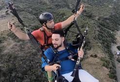 Yamaç paraşütü ile uçarken klarnet çaldı