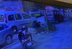 Özel halk otobüsü ile çarpışan motosikletin sürücüsü yaralandı; kaza kamerada