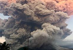 Endonezya'daki yanardağ patlaması nedeniyle uluslararası uçak seferleri iptal edildi