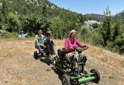 Anneleri için traktör yaptılar