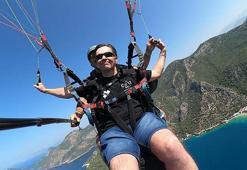 Görme engelli İngiliz turist, Babadağ'dan yamaç paraşütüyle uçtu