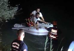 Piknikçiler, şelale suyu yükselince adacıkta mahsur kaldı