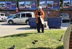 Temizlik işçisi, 15 yıldır çöpten topladığı ekmek artıklarıyla kuşları besliyor