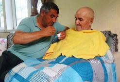 6 yıldır felçli babasına bakıyor