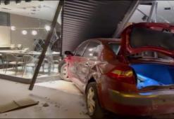 Avcılar D-100’de kaza yapan iki otomobilden biri yandı diğeri mağazaya girdi