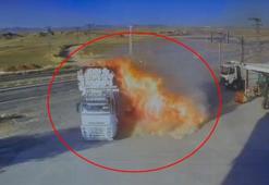 Alev alan saman yüklü kamyon, akaryakıt istasyonuna girdi; o anlar kamerada