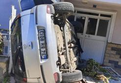 Otomobil, apartmanın bahçesine girerek yan yattı: 5 yaralı