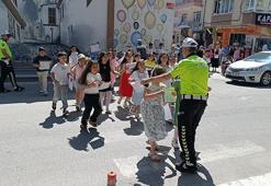 Karnelerini alan çocuklar, sevinçlerini polislerle paylaştı