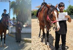 At üstünde okula gelip, karnesini aldı