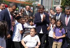 Bakan Tekin, öğrencilerin karne sevincine ortak oldu