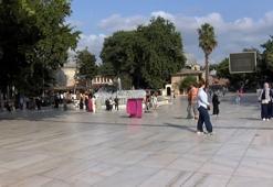 YKS'ye girecek adaylar Eyüp Sultan Camii'nde lokum dağıtıp, dua etti