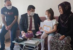 Annesinin karaciğeriyle hayata tutunan Hayrünnisa’nın karnesi, evinde verildi