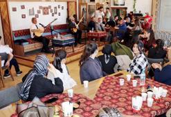 Halk ozanları eşliğinde mezuniyet coşkusu