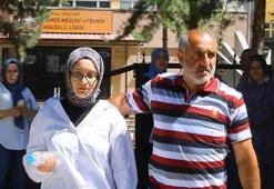 Sınava alınmayan öğrenciyi babası teselli etti