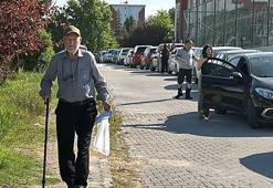 81 yaşındaki aday, 8’inci kez YKS’ye girdi; sınav yerine bastonuyla geldi