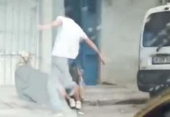 Sultangazi'de sokak ortasında annesini darbetti; çevredekiler izlemekle yetindi