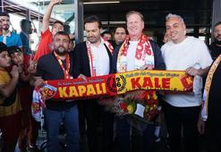 Kayserispor’un yeni teknik direktörü Markus Gisdol çiçeklerle karşılandı