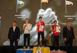 Öğretmeninin tavsiyesiyle başladığı bilek güreşinde Avrupa şampiyonu oldu