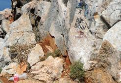 Tarihi kilisenin taşlarını söküp, bölgede mangal yapmışlar