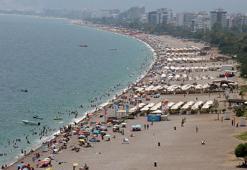 YKS sonrası Konyaaltı Sahili'nde yoğunluk