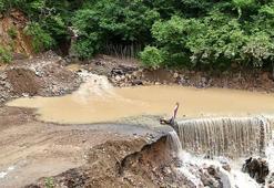 Trabzon'da sağanak; 5 mahalle yolu ulaşıma kapandı