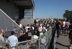 Fenerbahçeli taraftarlar kombine kart yenilemek için uzun kuyruklar oluşturdu