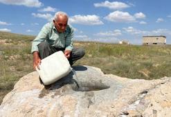 Yabani hayvanlar için yaptığı yalaklara yıllardır traktörle su taşıyor