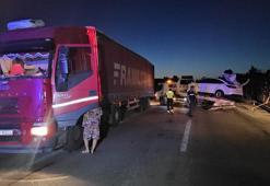 Yolda park halindeki TIR’a çarpan otomobilin sürücüsü yaralandı