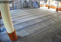 Sultangazi'de camide uyudu, cep telefonu çalındı; hırsızlık anı kamerada