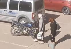 Evden 800 bin liralık ziynet eşyası ile nakit çalan şüpheliler kamerada